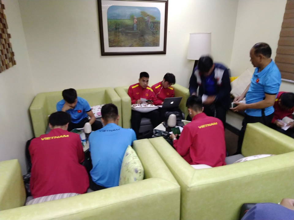 
Toàn đội khai thông tin để làm thủ tục nhập cảnh vào Philippines
