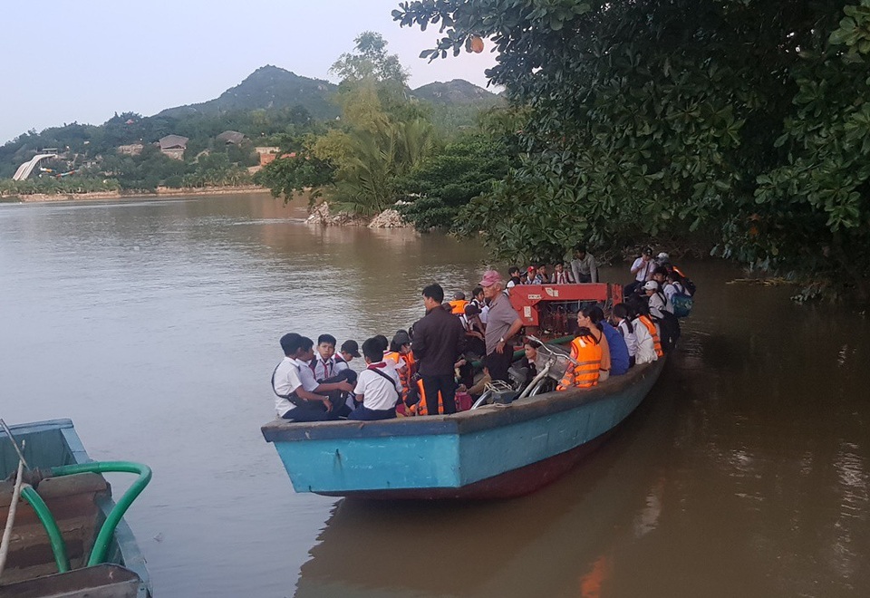 Cầu bị tháo dỡ do mưa lũ, hàng chục học sinh đi học bằng đò - 4 Học sinh đi đò qua sông Cái Nha Trang đi học mùa mưa lũ tiềm ẩn nhiều nguy hiểm