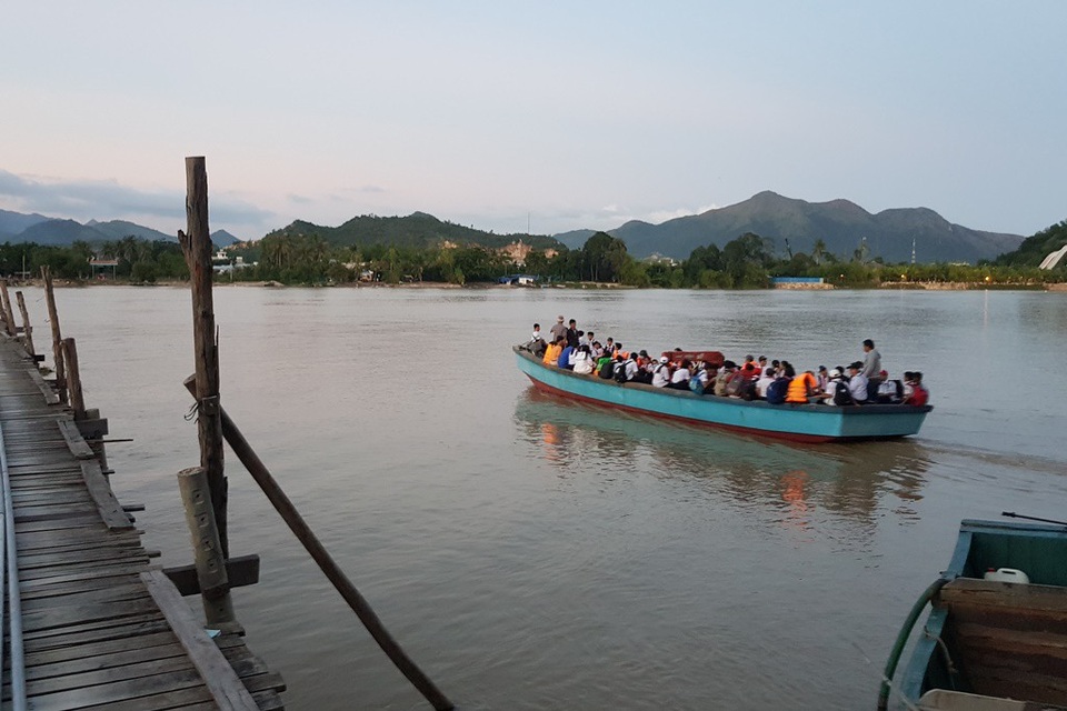 Cầu bị tháo dỡ do mưa lũ, hàng chục học sinh đi học bằng đò - 1
Học sinh ở bờ bắc sông Cái Nha Trang đi đò về nhà sau một ngày đến trường (ảnh chụp vào chiều 27/11/2018)