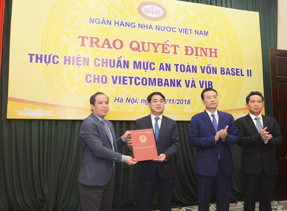 Đại diện Ban Lãnh đạo NHNN Việt Nam, ông Đoàn Thái Sơn – Phó Thống đốc (ngoài cùng bên trái) trao quyết định công nhận Vietcombank thực hiện chuẩn mực an toàn vốn Basel II (đại diện Ban Lãnh đạo Vietcombank nhận quyết định: Ông Nghiêm Xuân Thành – Chủ tịch Hội đồng quản trị (thứ 2 từ trái sang; ông Phạm Quang Dũng – Tổng Giám đốc, Trưởng Ban triển khai chương trình Basel II (thứ 2 từ phải sang) và ông Nguyễn Mạnh Hùng - Ủy viên HĐQT, Phó Trưởng Ban thường trực Ban triển khai chương trình Basel II Vietcombank (ngoài cùng bên phải).