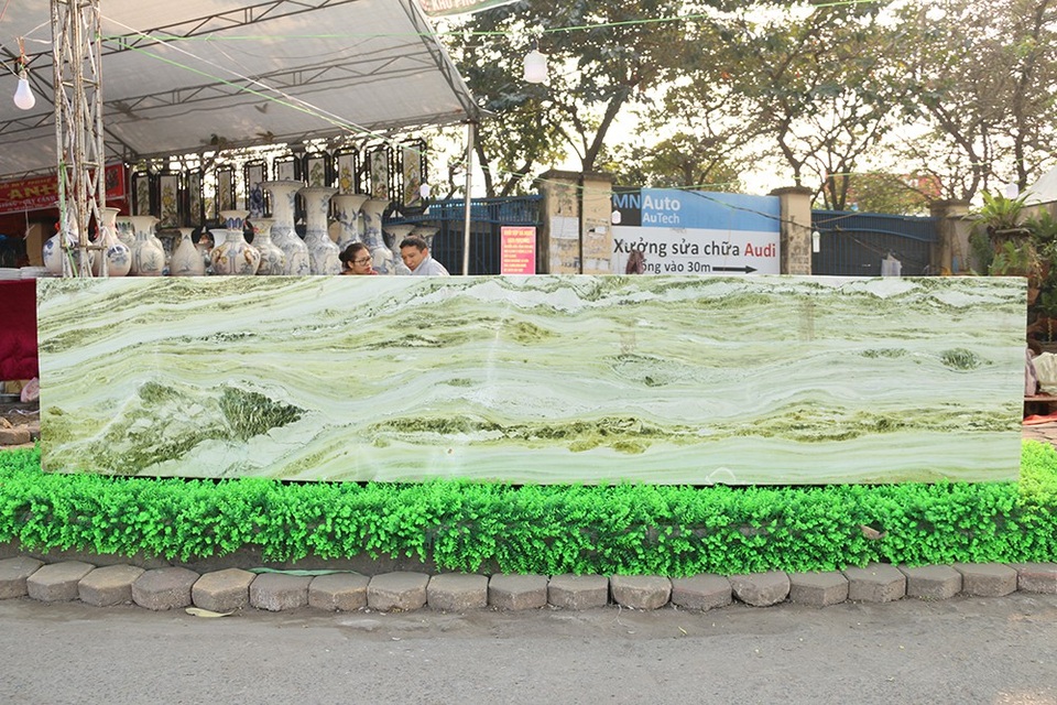 Phiến ngọc nguyên khối nặng hơn chục tấn, giá 2,6 tỷ đẹp hiếm có ở Yên Bái - 6 Để vận chuyển được tấm ngọc này xuống Hà Nội, anh Việt phải thuê xe cẩu 25 tấn với chi phí gần 150 triệu.