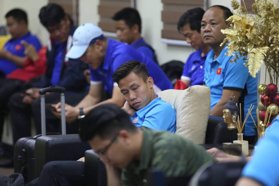 
Sự mệt mỏi của các cầu thủ Việt Nam khi phải chờ đợi 3 tiếng đồng hồ
