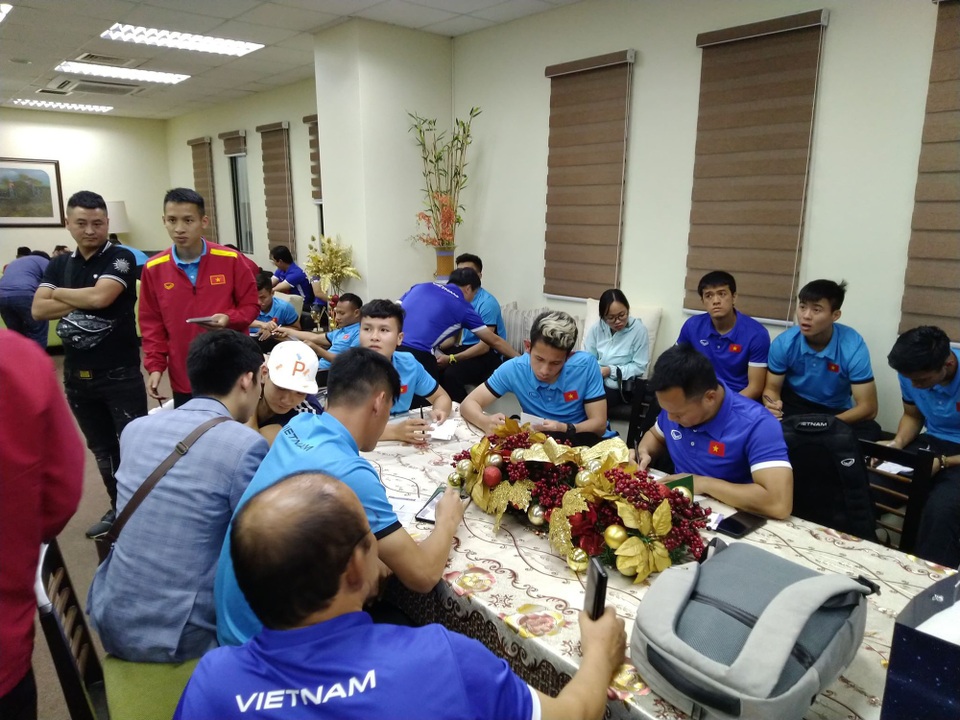 Đội tuyển Việt Nam bị “nhốt” sau khi đến Philippines - 2