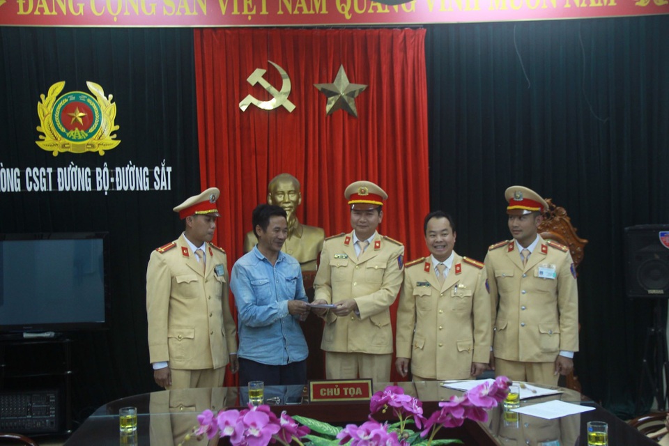 CSGT Thanh Hóa trả lại tiền cho người đánh rơi - 1 Anh Hiếu nhận lại số tiền đã mất từ lãnh đạo Phòng CSGT.