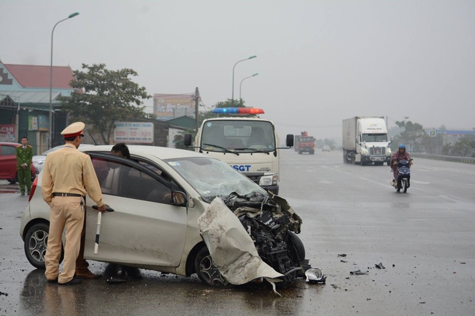 Đôi vợ chồng và con trai gặp nạn tại "ngã tư chết người" - 2 Lực lượng CSGT có mặt tại hiện trường phân luồng giao thông, điều tra làm rõ nguyên nhân.