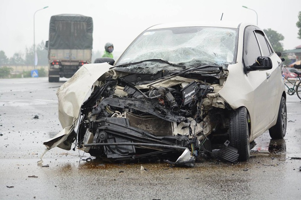 Đôi vợ chồng và con trai gặp nạn tại "ngã tư chết người" - 1 Đầu chiếc xe hư hỏng nặng sau tai nạn