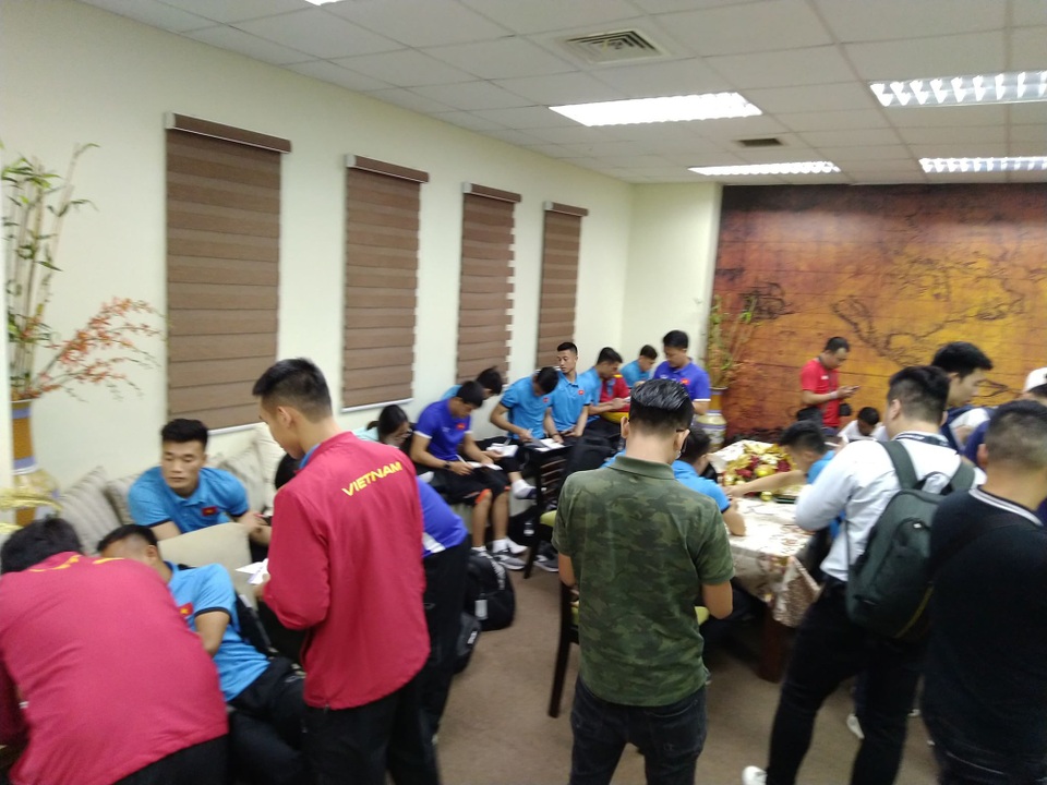 
Các cầu thủ Việt Nam chờ ở phòng chờ và chưa thể đến khách sạn nghỉ ngơi
