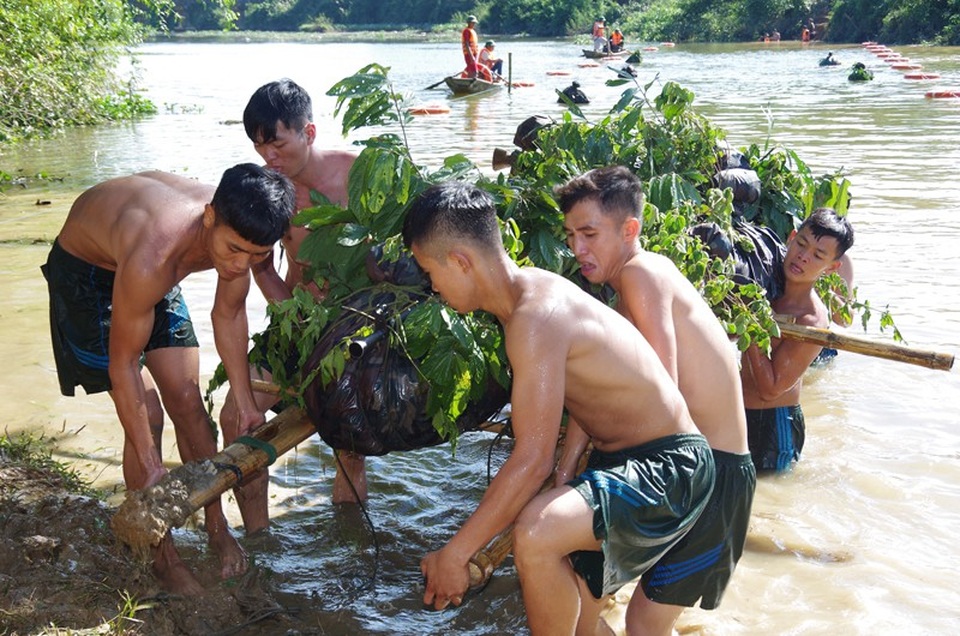 Lính bộ binh Hà Tĩnh diễn tập đưa vũ khí vượt sông - 5
Dù mang theo quân trang và vũ khí kỹ thuật nặng, nhưng các chiến sĩ trẻ đã có cuộc vượt sông thành công, an toàn.