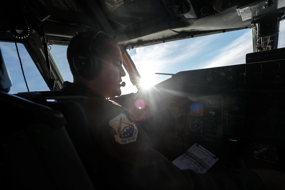 
Một phi công máy bay KC-135 điều khiển trong buồng lái
