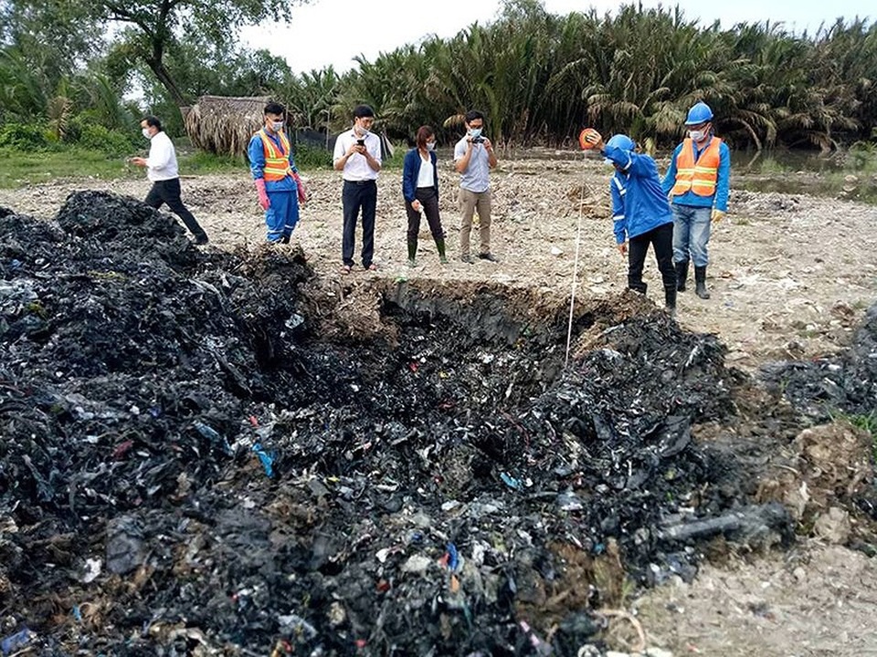 Vụ chôn 15.000 m3 chất thải tại Bình Chánh có dấu hiệu hình sự - 1
Khu đất tại xã Phong Phú, huyện Bình Chánh chôn khoảng 15.000 m3 chất thải nghi là chất thải công nghiệp (ảnh: K.C)