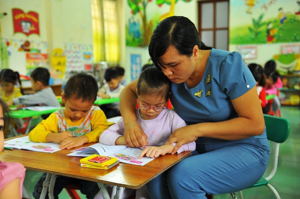 Bị ung thư, cô giáo mầm non vẫn gắng gượng ươm mầm xanh cho đời - 2 Bằng tấm lòng yêu nghề, quý trẻ, cô Nhung vượt qua mọi khó khăn, gắng đạt được những thành tích tốt nhất trong nghề giáo.