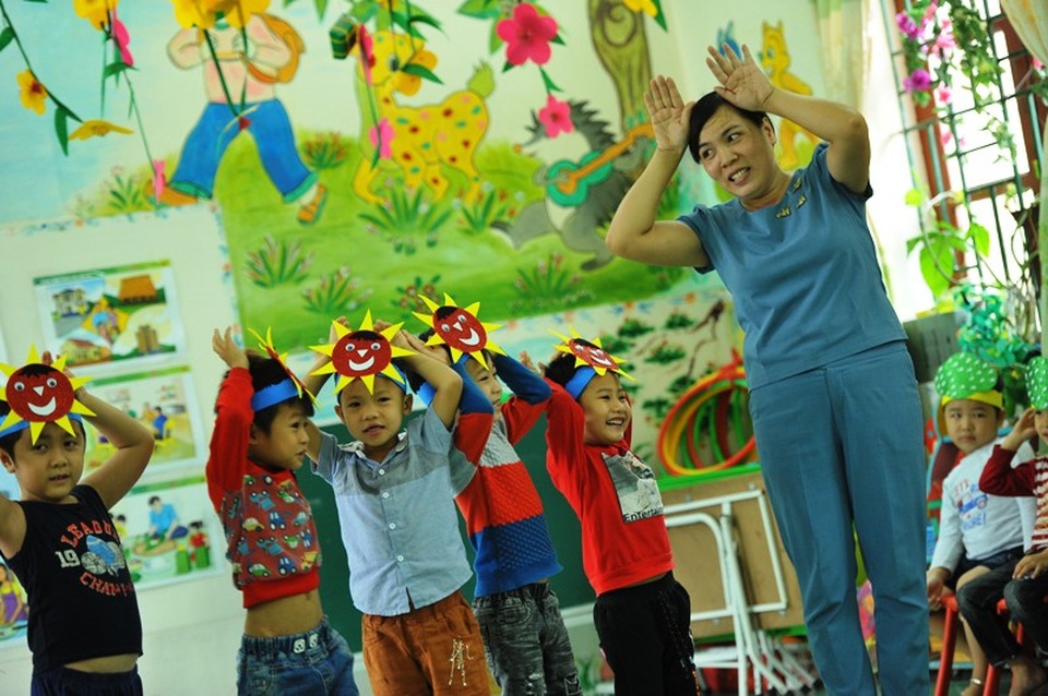 Bị ung thư, cô giáo mầm non vẫn gắng gượng ươm mầm xanh cho đời - 3 Dù mắc bệnh ung thư tuyến giáp nhưng ngày ngày cô Nhung vẫn đến trường, bám lớp để ươm những mầm xanh tương lai.