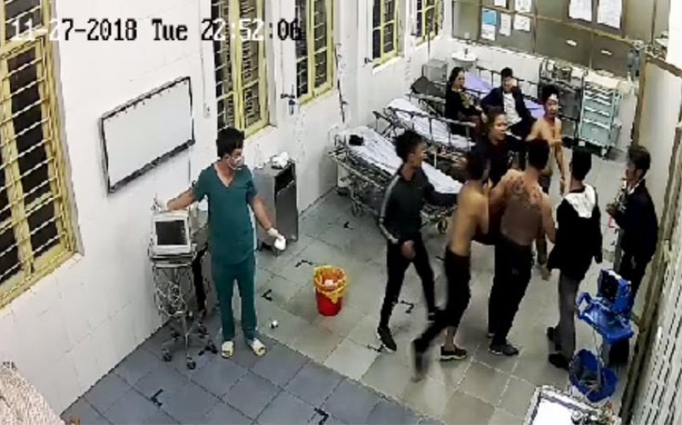 Khởi tố vụ án hình sự vụ bệnh nhân bị hành hung trong viện - 1 Hình ảnh một số đối tượng vào bệnh viện hành hung bệnh nhân (ảnh cắt từ camera an ninh bệnh viện)