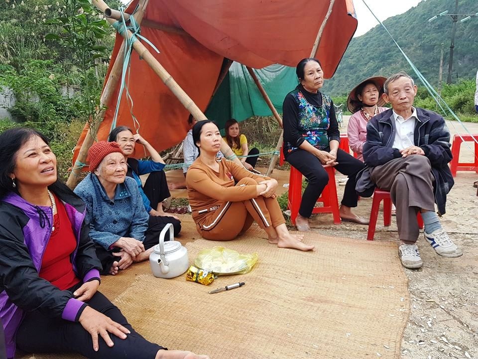 Người dân dỡ lều, về nhà sau nhiều ngày túc trực phản đối xây đài hóa thân - 1 Người dân phường Nam Sơn, TP. Tam Điệp dựng lều phản đối doanh nghiệp xây đài hóa thân hoàn vũ (ảnh: Thái Bá).