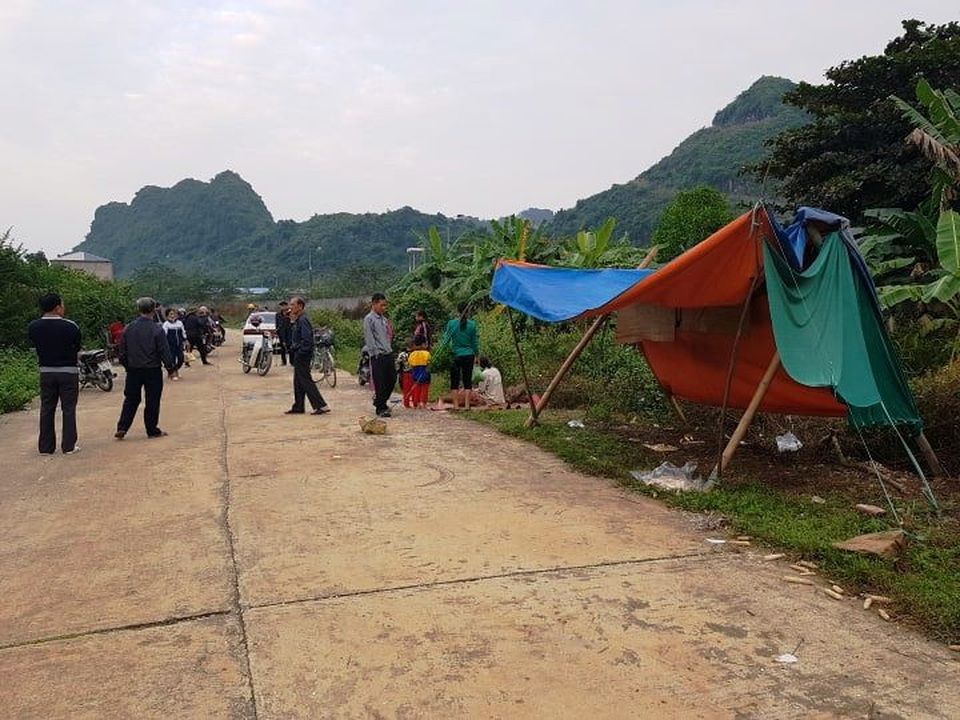 Nhiều ngày qua, người dân dựng lều bạt, mang chiếu, ghế nhựa ra sát khu đất túc trực để ngăn không cho chủ đầu tư khởi công dự án.