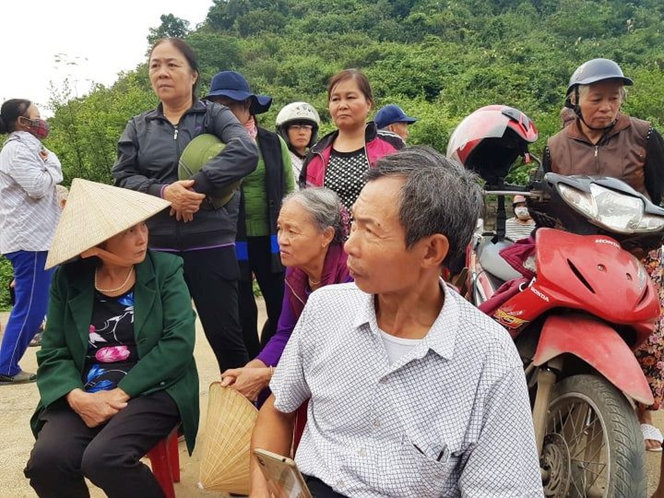 Người dân phường Nam Sơn cho rằng, đã quá khổ vì ô nhiễm do các nhà máy, bãi rác lò vôi trên địa bàn gây ra, giờ thêm Đài hóa thân hòa vũ họ chỉ còn đến nước chết nên quyết phản đối dự án đến cùng (ảnh: Thái Bá).