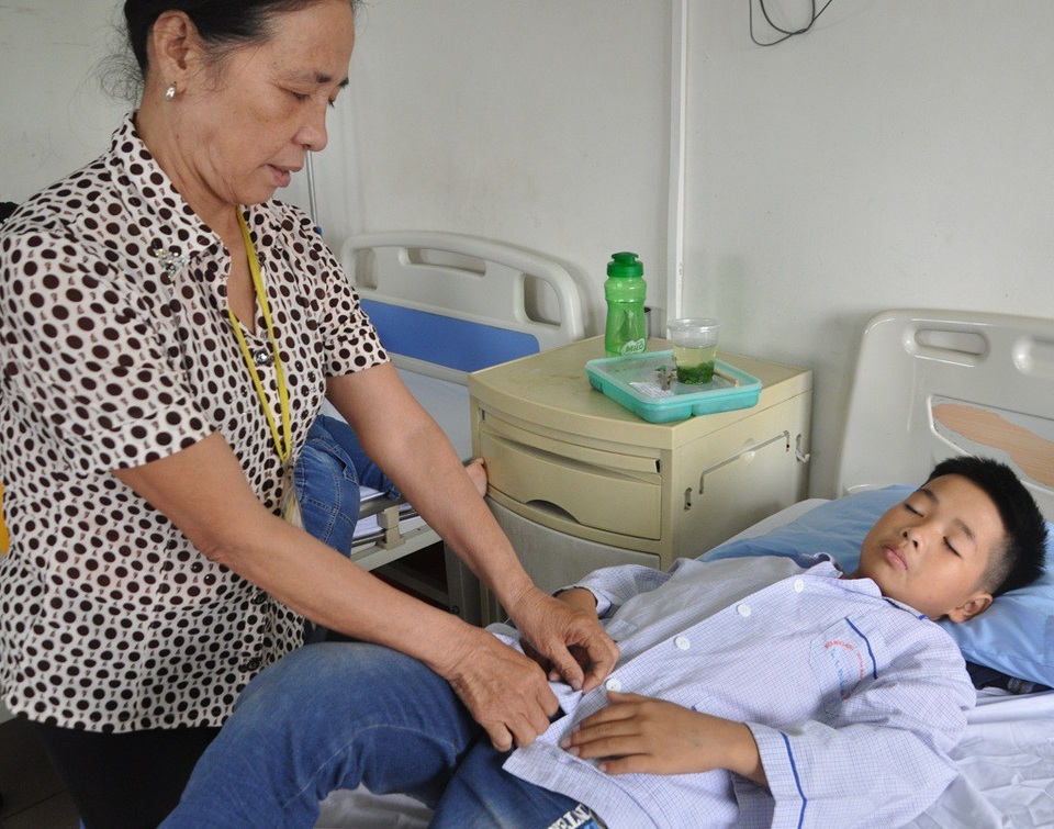 Bố tai nạn, mẹ bỏ đi, bé 10 tuổi bị bệnh máu đến viện trong đói nghèo - 2 Vì không có tiền nên bà không cho cháu lên viện đúng theo lịch hẹn bác sĩ.