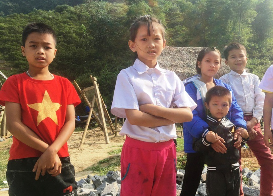 Khánh thành công trình phòng học Dân trí thứ 23 tại Thanh Hóa - 2 Học sinh nơi đây còn nhiều khó khăn, dù mùa đông đến nhưng các em còn thiếu quần áo ấm.