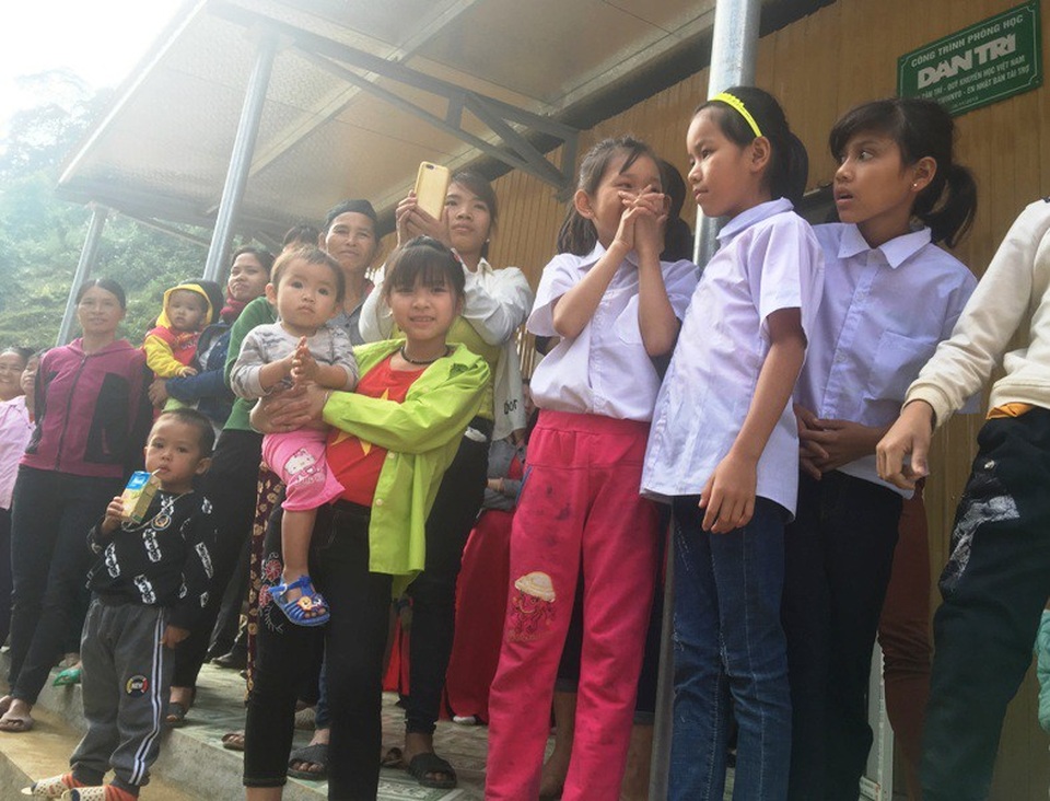 Khánh thành công trình phòng học Dân trí thứ 23 tại Thanh Hóa - 5 Niềm vui của các em học sinh và bà con dân bản khi công trình phòng học Dân trí hoàn thành và đưa vào sử dụng.