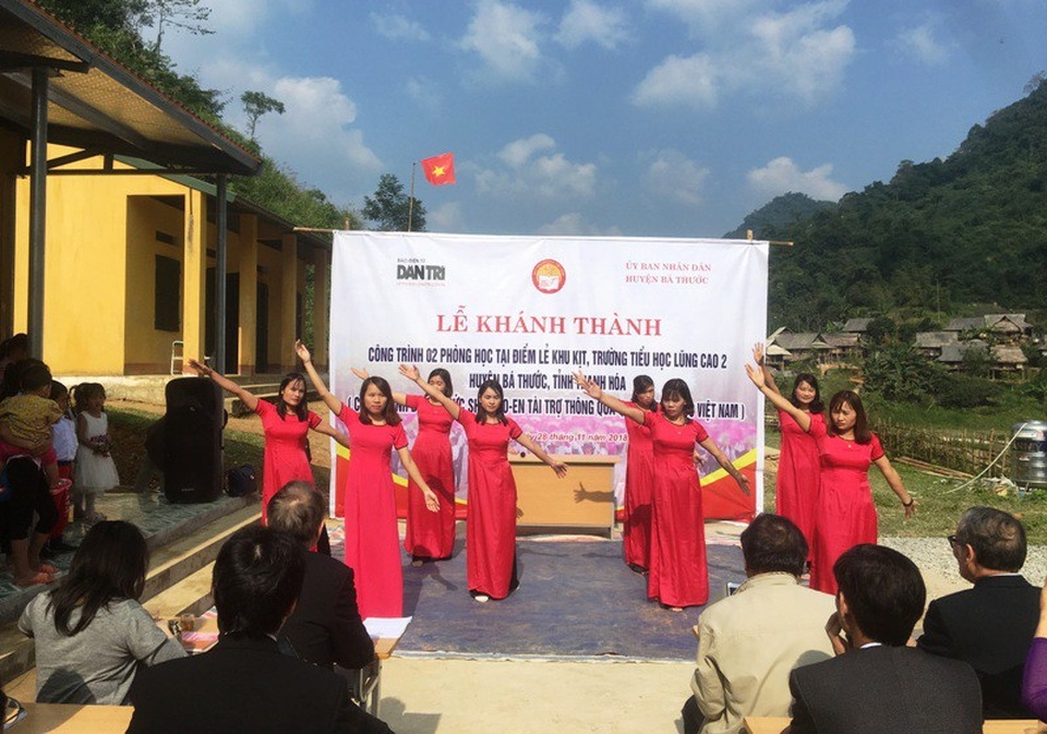 Khánh thành công trình phòng học Dân trí thứ 23 tại Thanh Hóa - 12 Những tiết mục văn nghệ cây nhà lá vườn chào mừng lễ khánh thành công trình phòng học Dân trí.