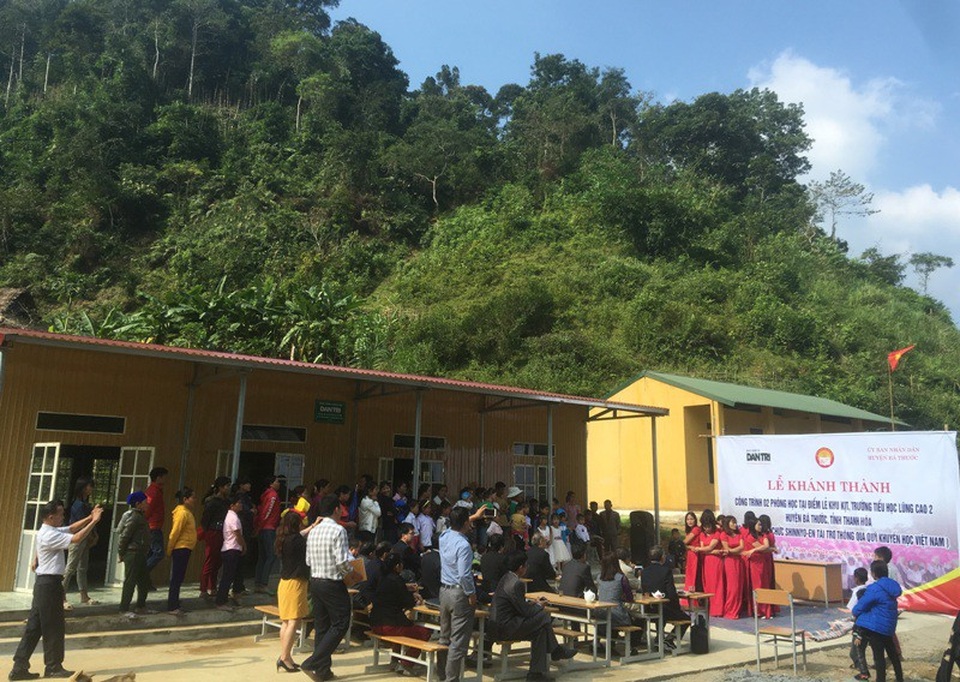 Khánh thành công trình phòng học Dân trí thứ 23 tại Thanh Hóa - 1 Bà con dân bản, các thầy cô giáo và các em học sinh trong ngày lễ khánh thành phòng học Dân trí tại khu Kịt, xã Lũng Cao, huyện Bá Thước.