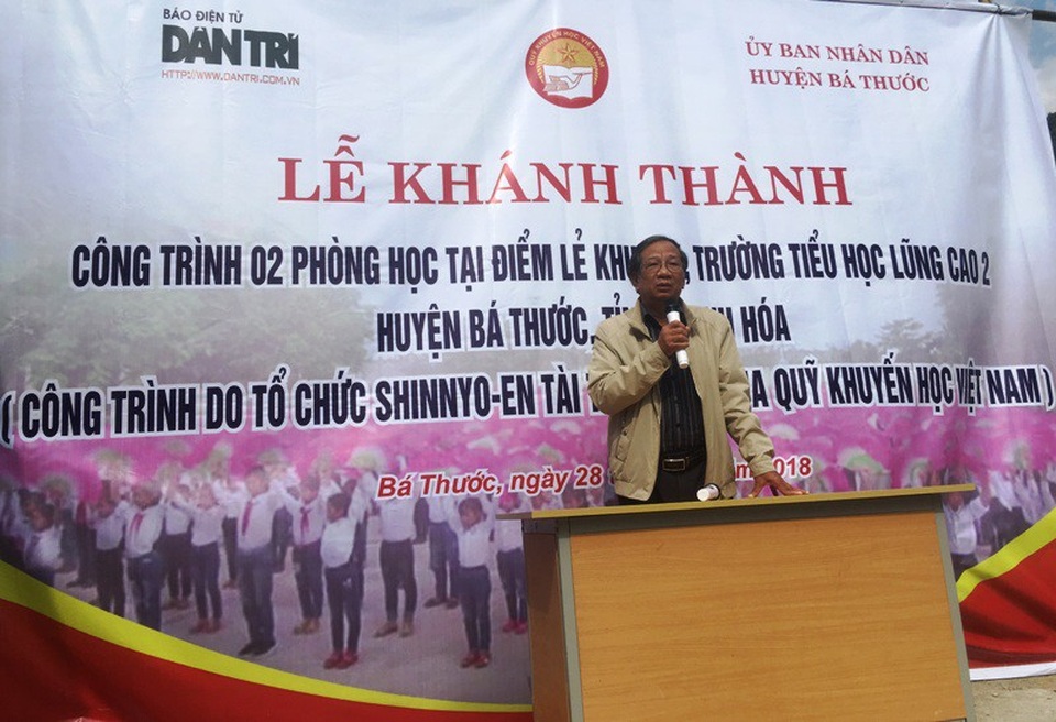 Khánh thành công trình phòng học Dân trí thứ 23 tại Thanh Hóa - 8 Ông Lê Huy Hoàng, Chủ tịch Hội khuyến học huyện Bá Thước bày tỏ lòng cảm ơn sự quan tâm, tài trợ của Qũy khuyến học Việt Nam, tổ chức Shinnyo-En và báo Dân trí.