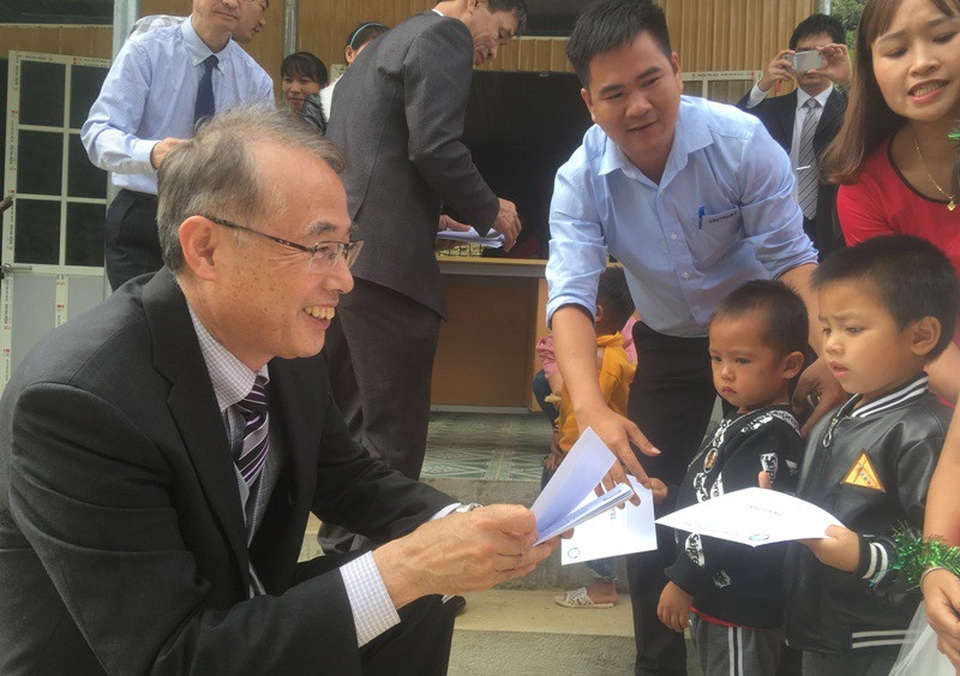 Khánh thành công trình phòng học Dân trí thứ 23 tại Thanh Hóa - 16 Ông Ota Ichiro trao học bổng khuyến học cho các cháu học sinh.