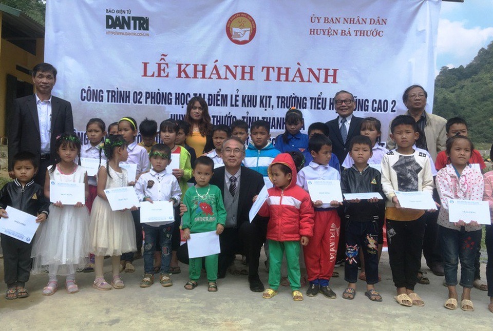 Khánh thành công trình phòng học Dân trí thứ 23 tại Thanh Hóa - 18 34 suất học bổng được trao cho các cháu học sinh bản Kịt.