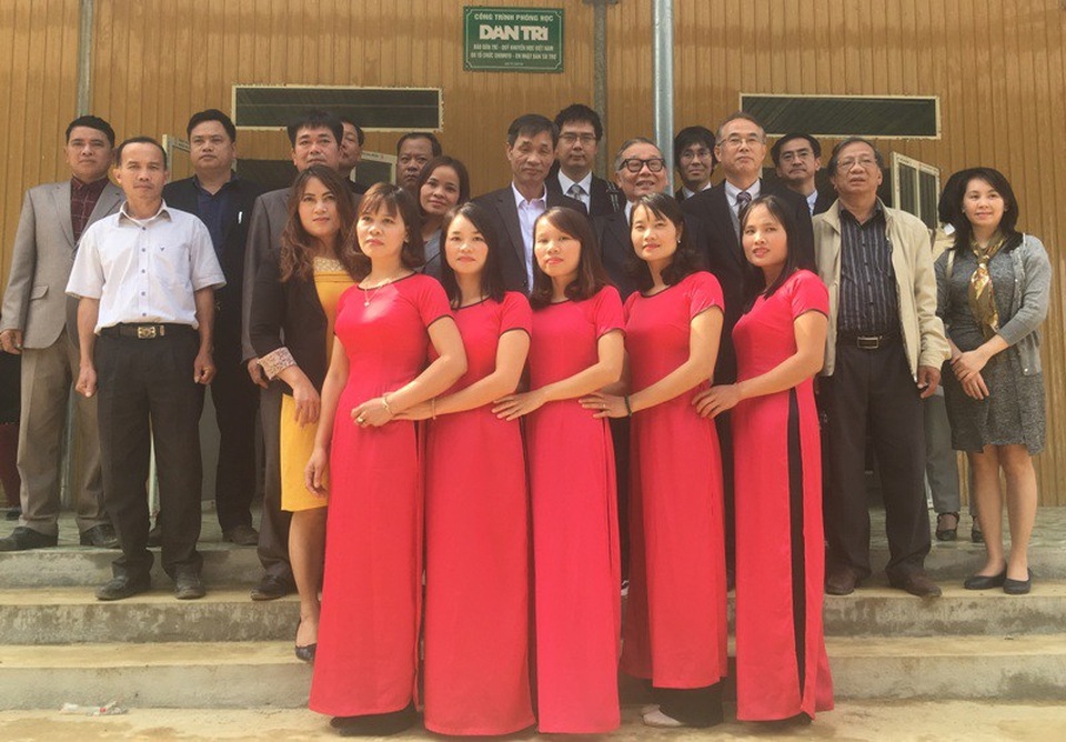 Khánh thành công trình phòng học Dân trí thứ 23 tại Thanh Hóa - 19 Các đại biểu và thầy cô giáo chụp ảnh lưu niệm.