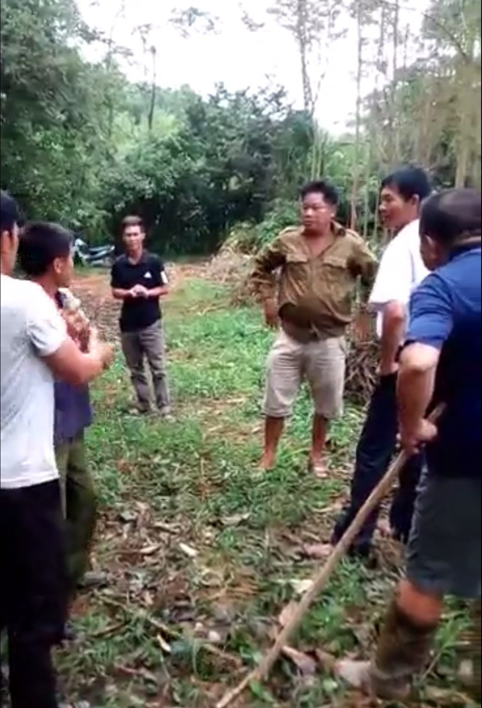 Hai vụ án hy hữu ở Hữu Lũng: Cơ quan tố tụng có khiên cưỡng hình sự hóa vụ việc? - 2 Công an viên Hoàng Văn Lựu mặc quần soóc trắng tại hiện trường nơi xảy ra sự việc