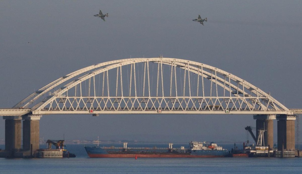 Thế khó của Nga sau vụ bắt tàu chiến Ukraine - 3
Một tàu chở hàng Nga chặn bên dưới cầu Kerch trong khi máy bay chiến đấu hoạt động trên không trong vụ đụng độ với tàu Ukraine hôm 25/11. (Ảnh: Reuters)
