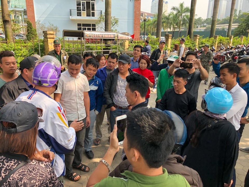 Người hâm mộ quây kín trụ sở VFF vì không thể mua vé trận VN-Philippines - 4 Nhiều cổ động viên bàn luận về tiêu cực trong bán vé online.