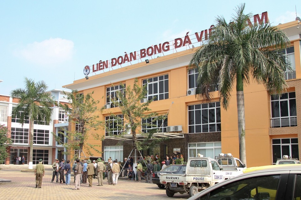 Người hâm mộ quây kín trụ sở VFF vì không thể mua vé trận VN-Philippines - 1 Nhiều người hâm mộ có mặt tại Liên đoàn Bóng đá Việt Nam (VFF).