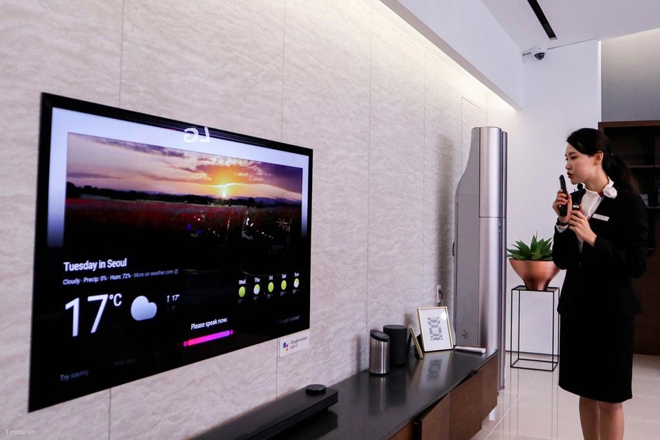 Trải nghiệm những tiện ích cao cấp trong ngôi nhà thông minh - 1
Chiếc TV OLED siêu mỏng không chỉ đẹp mà còn thông minh hiểu giọng nói và tương tác với người dùng