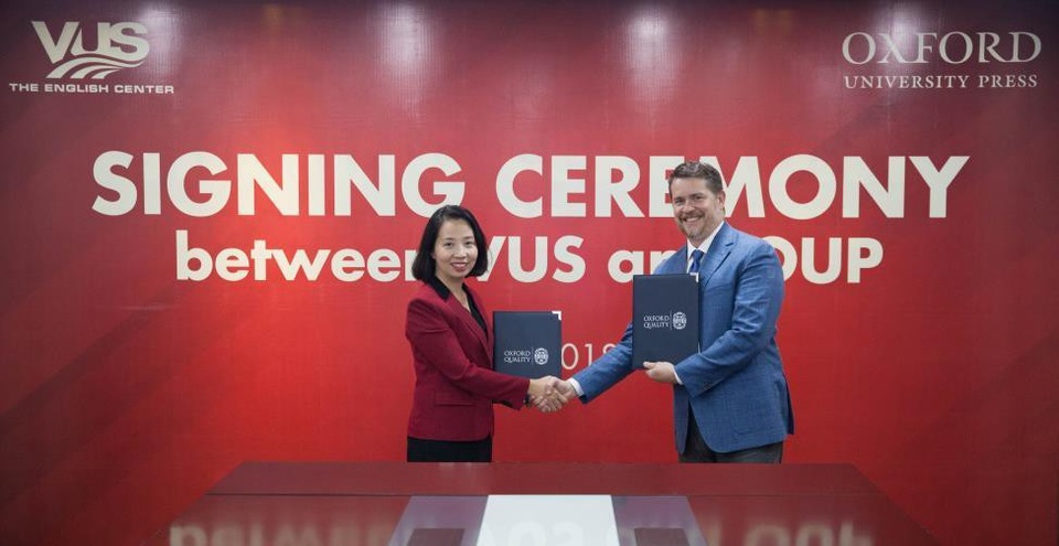 VUS tiếp tục ký kết hợp tác với Oxford University Press - 1
Bà Lê Quang Thục Quỳnh - CEO của VUS và ông Eric Vogt - đại diện NXB ĐH Oxford trong buổi lễ ký kết hợp tác 2018.