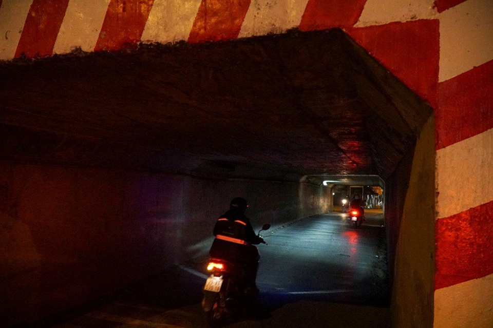 Hà Nội: Nhiều hầm chui tối đen vì đèn hỏng - 2
Mỗi hầm vốn được lắp 4 bóng đèn, nhưng đa số đã hỏng 2 - 3 bóng, có nơi hỏng cả.