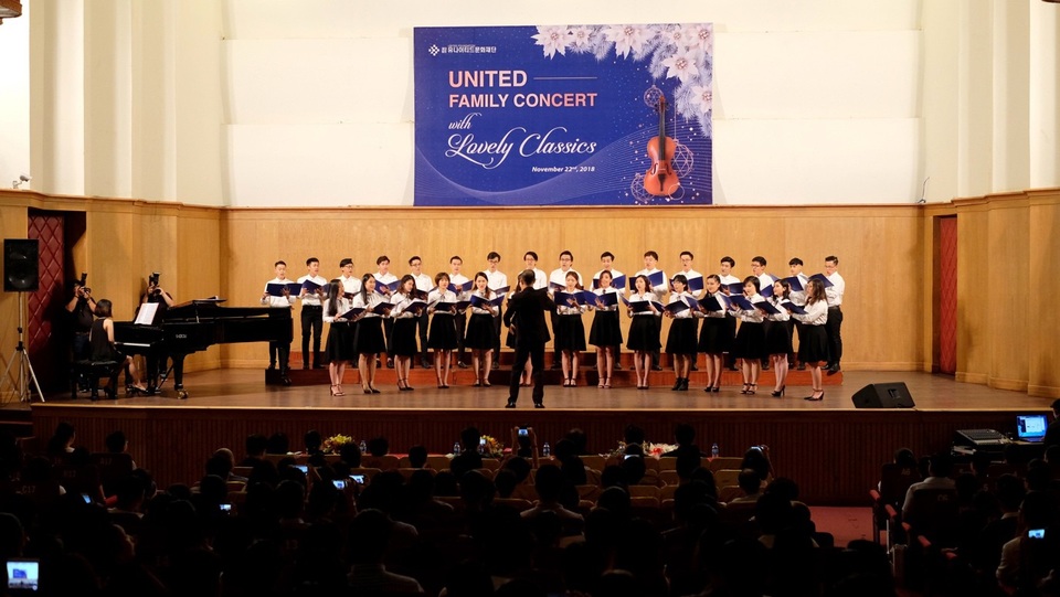 Chuỗi chương trình dài hơi giúp "giữ lửa" nghề cho sinh viên y dược và âm nhạc hàn lâm - 2
Phần trình diễn đầy tự tin của dàn hợp xướng United Youth Harmony Choir.