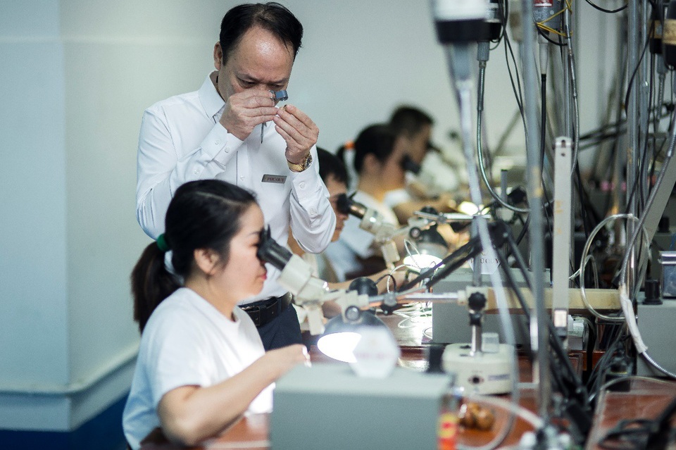 5 điều các cặp đôi cần ghi nhớ khi chọn nhẫn cưới - 3 Đội ngũ nghệ nhân tài hoa, giàu tâm huyết luôn tạo ra những sản phẩm chất lượng bảo đảm cho uy tín thương hiệu 15 năm của Phú Quý.