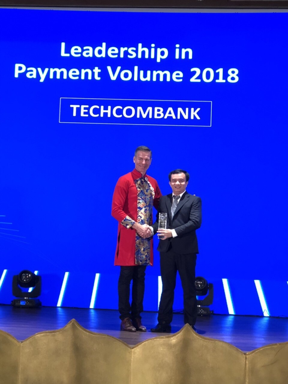 Techcombank dẫn đầu thị trường về doanh số thanh toán qua thẻ Visa tại VN - 2 Techcombank dẫn đầu thị trường về doanh số thanh toán qua thẻ Visa tại VN - 2