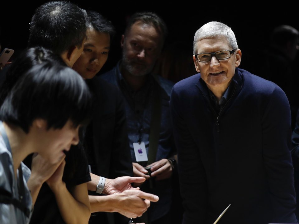 Tim Cook là một con người của công việc, khi ông thường xuyên thức dậy vào 3 giờ 45 mỗi sáng để đọc và phản hồi email.