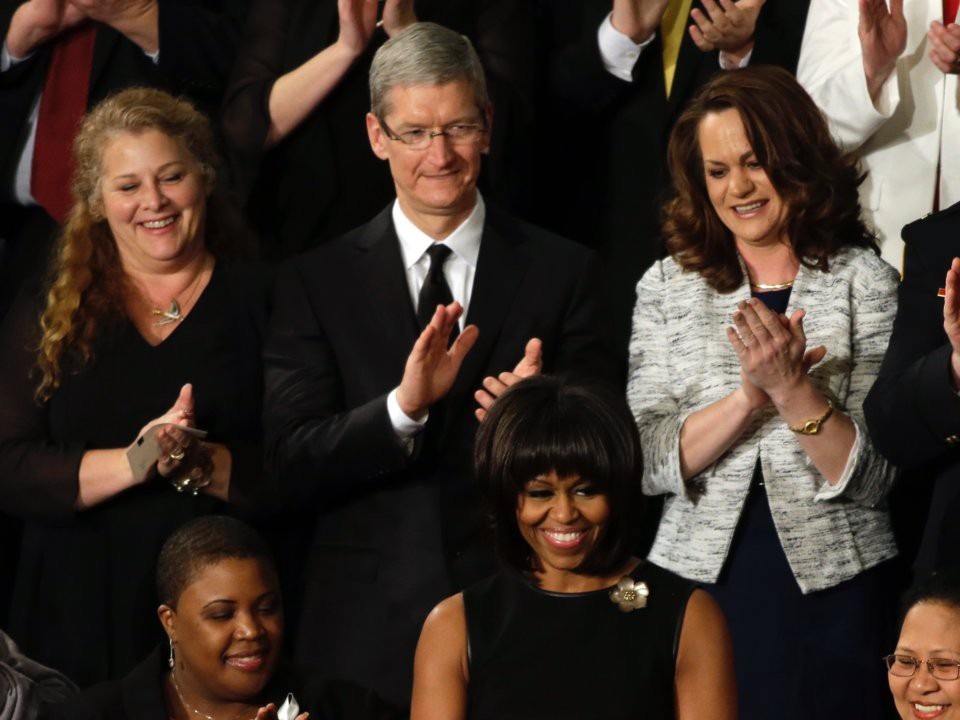 Ít chi tiền cho mục đích cá nhân, nhưng Tim Cook thường xuyên chi tiền ủng hộ các nhà chính trị. Tim Cook đã gây quỹ để ủng hộ cho các chính trị gia, là những ứng cử viên tổng thống Mỹ như Barack Obama hay Hillary Clinton.