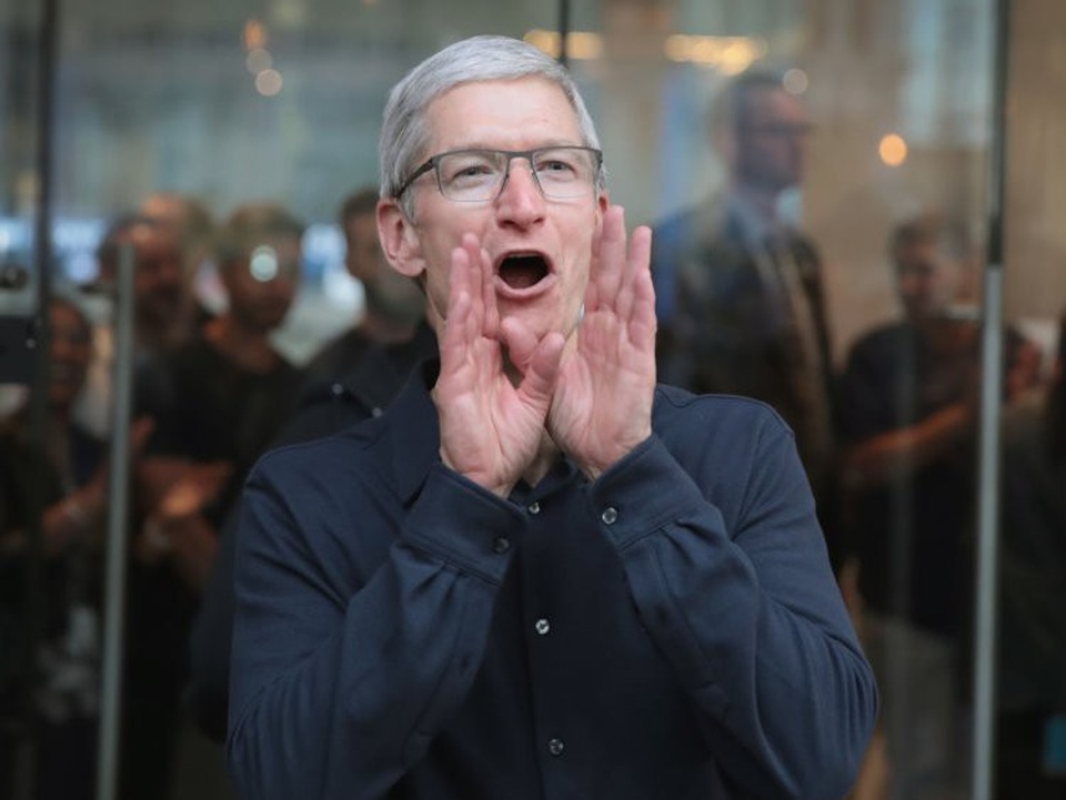 Tài sản của Tim Cook chủ yếu đến từ lượng cổ phiếu tại Apple mà ông đang nắm giữ, ước tính đạt 622 triệu USD. Ngoài ra Tim Cook cũng có mặt trong ban giám đốc của hãng thời trang Nike, giúp ông sở hữu lượng cổ phiếu giá trị ước tính 3,4 triệu USD tại Nike.