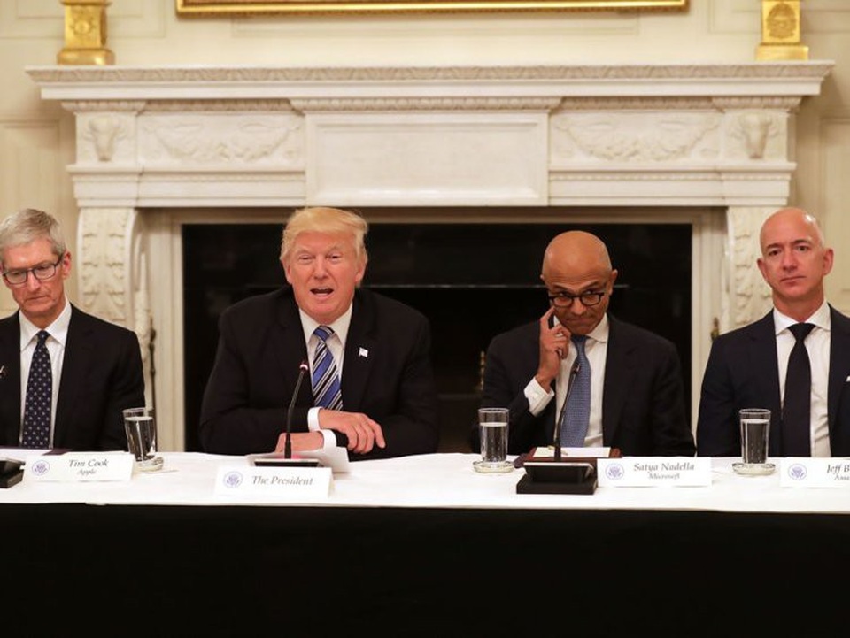 Rõ ràng khối tài sản mà Tim Cook đang sở hữu thấp hơn nhiều so với những lãnh đạo công nghệ khác như Jeff Bezos, CEO của Amazon hay Mark Zuckerberg, CEO của Facebook...