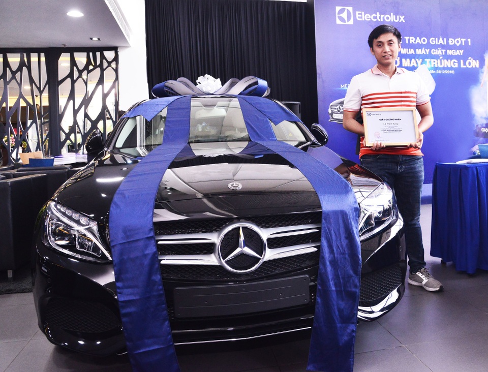 Ngỡ ngàng khi bỗng dưng trúng xe Mercedes gần 1,4 tỷ - 1
Ngày 17/11/2018, khách hàng Lê Minh Tùng nhận giải vàng-1 chiếc xe Mercedes-Benz C200 (1.390.000 VND đồng/xe) trong đợt 1 của chương trình khuyến mãi “Mua máy giặt ngay, cơ may trúng lớn” từ Electrolux.