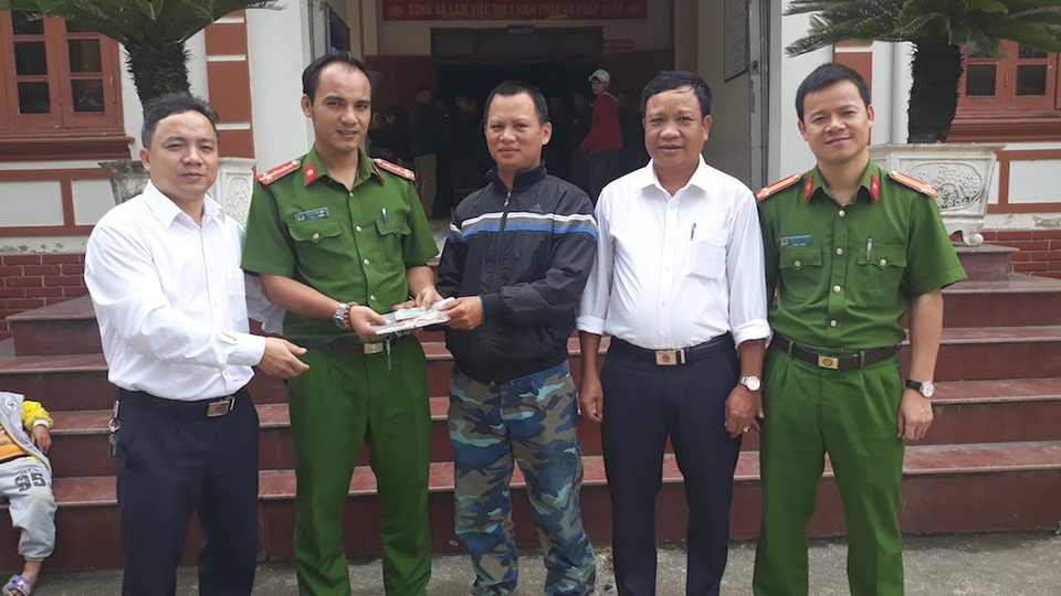 
Đại úy Trần Anh Tuấn - cán bộ Công an huyện Thanh Chương - trao trả số tiền và giấy tờ cho gia đình bà Trần Thị Huệ.
