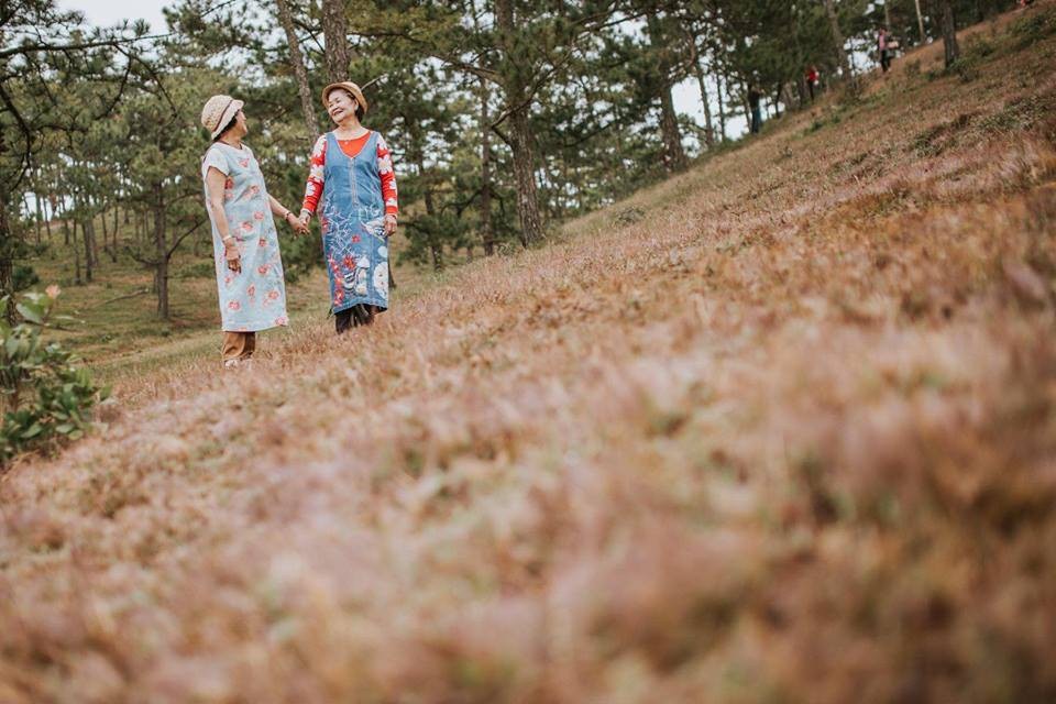 Được biết, đồi cỏ hồng, bối cảnh chụp bộ ảnh là một trong những điểm du lịch nổi tiếng ở Đà Lạt. Đây không chỉ là nơi check-in đơn thuần mà còn khá lý tưởng để bạn thực hiện các chuyến dã ngoại, cắm trại cùng người thân, bạn bè.