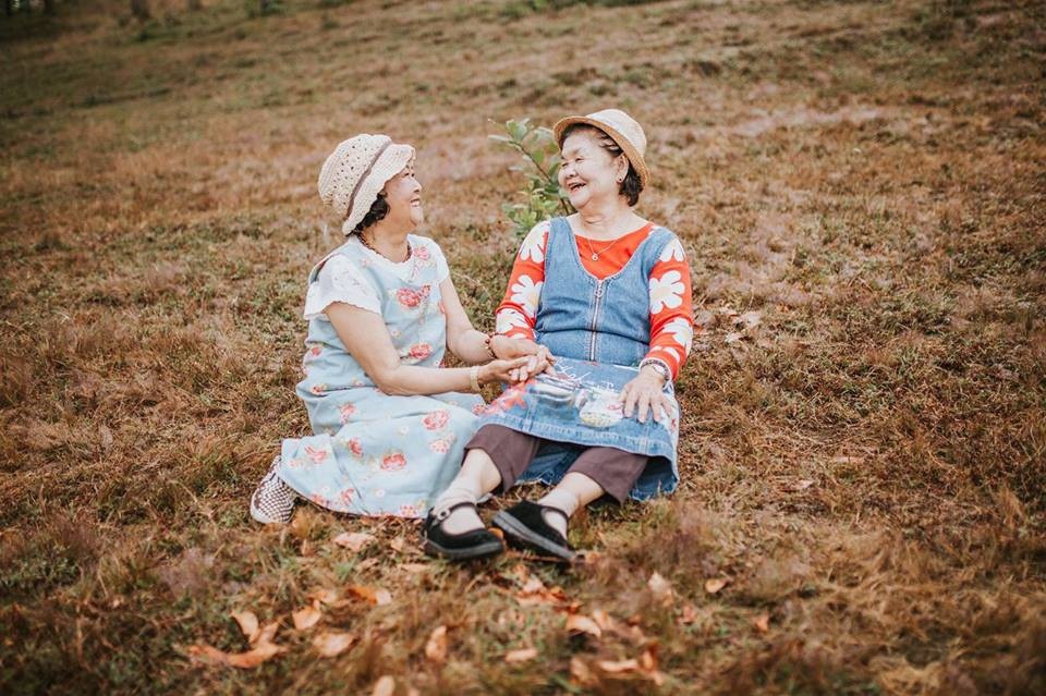 
Chỉ trong một thời gian ngắn đăng tải, bộ ảnh nhận được nhiều lượt chia sẻ và yêu thích. Nhiều người không giấu nổi thích thú trước sự “đáng yêu”, “xì tin” của hai cụ bà U80 và mong ước sau này về già vẫn giữ được tinh thần trẻ trung, vui sống như các cụ.
