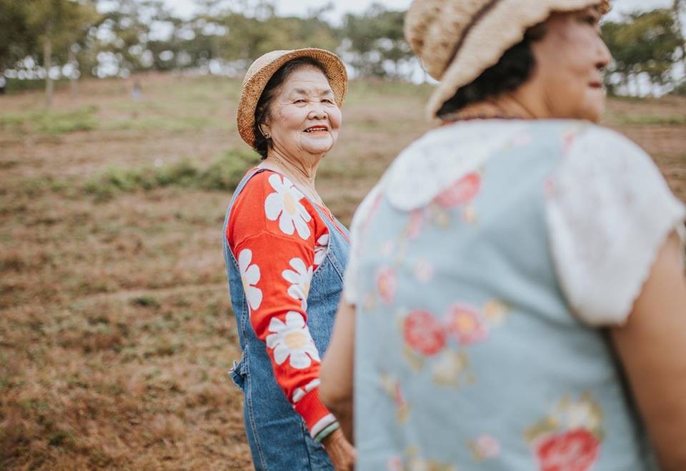 Chia sẻ với PV Dân trí, chị Lê Thảo – người lên ý tưởng thực hiện bộ ảnh cho biết, nhân dịp sinh nhật 40 tuổi của mình, chị muốn dành món quà ý nghĩa, cảm ơn hai người mẹ của mình nên đã tổ chức chuyến đi du lịch và ghi lại những khoảnh khắc đáng nhớ.