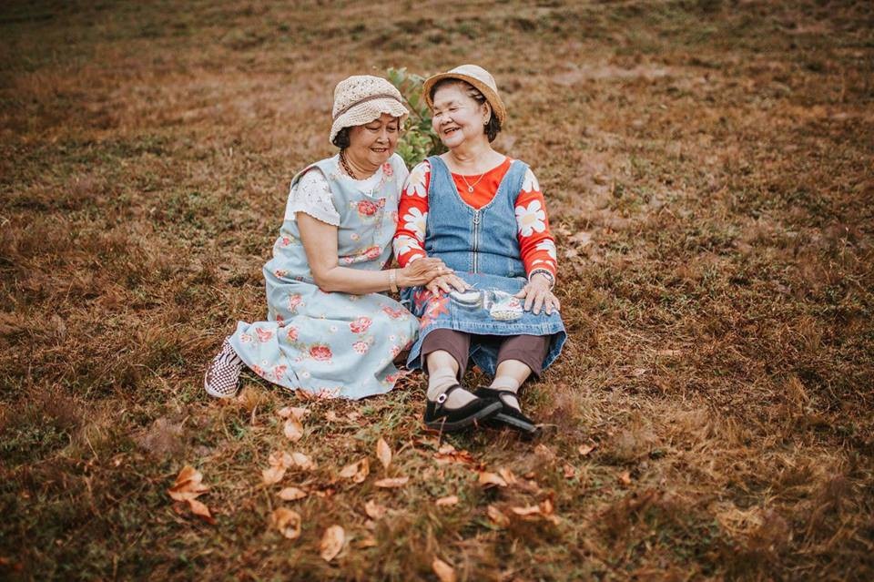 Ngoài đời, hai cụ không phải là bạn thân mà là thông gia với nhau. Bộ ảnh do chị Lê Thảo, con gái bà Kim Hoa lên ý tưởng tặng mẹ chồng và mẹ ruột của mình nhân dịp các cụ đi du lịch cùng nhau.