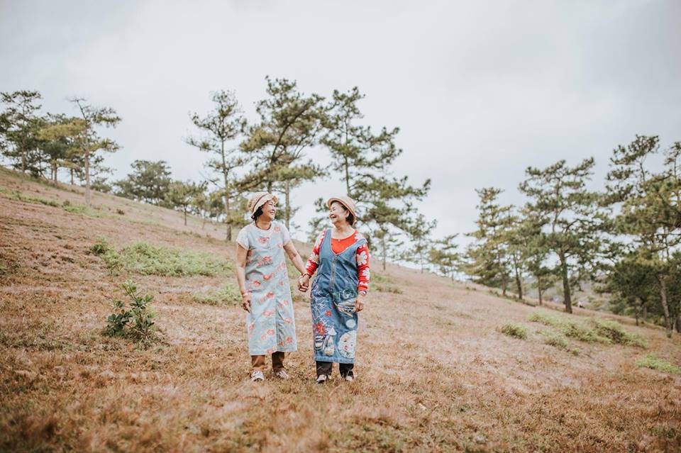 Được biết, bộ ảnh được chụp tại đồi cỏ hồng (Đà Lạt) do Nguyễn Trung Hậu (SN 1992), một nhiếp ảnh gia tự do thực hiện. Hai người mẫu đặc biệt trong ảnh là cụ bà Lê Thị Phước và cụ Lê Kim Hoa.